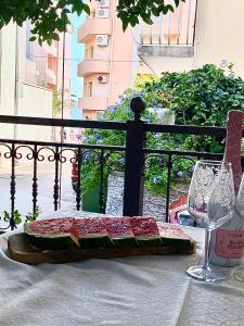 un sándwich en una mesa con una copa de vino en Villa Norah en Podgora
