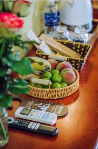 uma cesta de frutas sobre uma mesa ao lado de um controle remoto em Cherry Hotel em Sapa