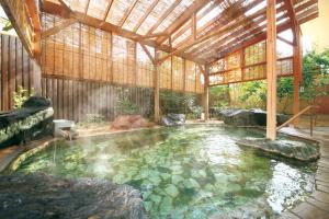 La pileta dentro o cerca de Ooedo Onsen Monogatari Premium Ito Hotel New Okabe