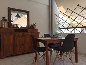 jadalnia ze stołem, krzesłami i lustrem w obiekcie Deluxe Lodge w mieście Wolos