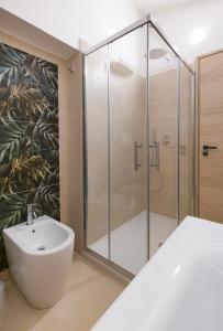 Un baño con ducha y lavabo blanco. en Magico Apartments - 450m dalla spiaggia, en Capo dʼOrlando 93 fotos más