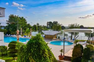 uitzicht op een zwembad in een resort bij COMPLEX TISMANA 3* ALL INCLUSIVE in Jupiter