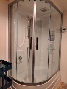 una doccia con cabina in vetro in bagno di Former Residence Vacation Rental Minamijuan - Vacation STAY 57751v a Tateyama