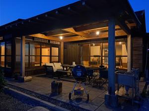 un portico schermato di una casa di notte di Former Residence Vacation Rental Minamijuan - Vacation STAY 57751v a Tateyama