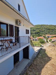 ein Haus mit einem Balkon mit Aussicht in der Unterkunft Apartment Opaćac Veli Iž in Veli Iž