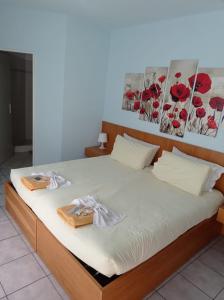 ein Bett mit zwei Tabletts darüber in der Unterkunft Hotel Ristorante Camoghe in Isone + 22 Fotos
