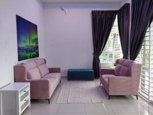 Predel za sedenje v nastanitvi 3 airconditioned bedroom in Muar Town