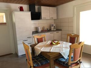 eine Küche mit einem Tisch und einer Obstschale darauf in der Unterkunft Haus Ahkamp in Hemmoor