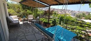 een balkon met uitzicht op de stad bij Holiday Home Free your mind in Dobra Voda