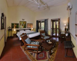 Neemrana's Glasshouse on the Ganges客房内的一张或多张床位