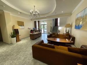 una gran sala de estar con sofás y una mesa. en Airport Hotel 24 en Tashkent