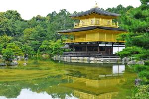 a yellow building in a pond in a garden at ユニオン新大阪 十三駅西中島南方駅 自転車&wifi貸出無料 in Osaka