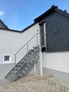 una escalera de metal en el lateral de un edificio en MariaDora, en Alter Graben