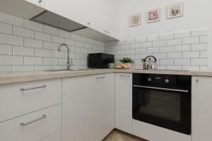 Dapur atau dapur kecil di Ursus Sunny Studio for 4 Guests with Parking & Balcony by Renters