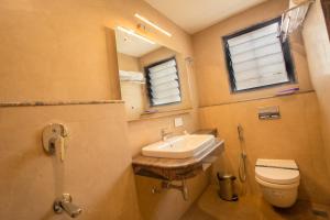 Koupelna v ubytování Hotel Grand Sabarees