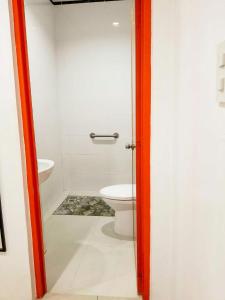 Otwarte drzwi do łazienki z toaletą w obiekcie Majestique Hotel Albay Bicol w mieście Guinobatan