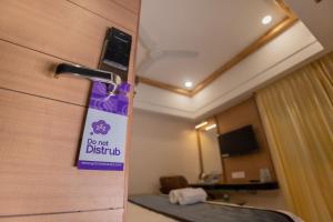 TV a/nebo společenská místnost v ubytování Hotel Grand Sabarees