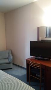 Televízia a/alebo spoločenská miestnosť v ubytovaní Albergo Centrale