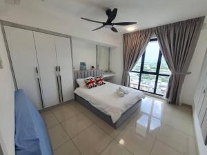 大山脚LOVELY 2ROOM SUITE6PAX@SKY CONDO JURU SENTRAL的一间卧室配有一张床和吊扇