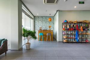 una habitación con una estantería con zapatos y una mesa en Leaf Hotel Phu Quoc en Phu Quoc