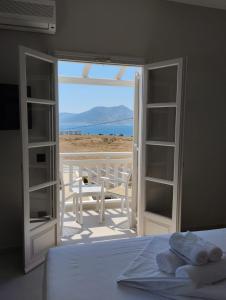 1 dormitorio con cama y vistas al océano en Paradise Hotel, en Koufonisia