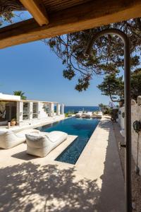 Bazén v ubytovaní Amalgam Homes Paros Beachfront Villa alebo v jeho blízkosti