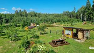 a garden with a picnic table and a cabin at Sillaotsa Puhkemaja in Vaisi