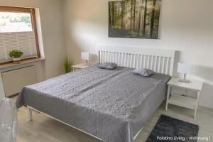 1 dormitorio con 1 cama con 2 almohadas en Palatina Living, en Fischbach