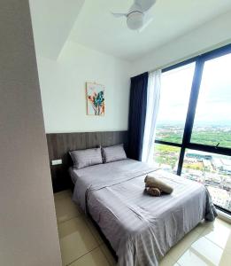 大山脚LOVELY 2ROOM SUITE6PAX@SKY CONDO JURU SENTRAL的一间卧室，床上躺着一只狗