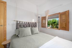 1 dormitorio con 1 cama grande y ventana en La Bombonera en Catadau