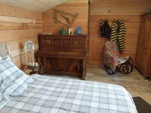 1 dormitorio con cama, escritorio y silla en La chouette étoilée, en Auxon