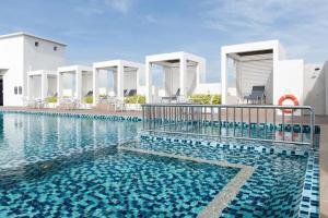 大山脚LOVELY 2ROOM SUITE6PAX@SKY CONDO JURU SENTRAL的别墅前的游泳池 更多32张照片