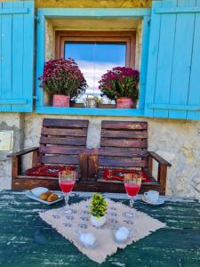 una mesa con copas de vino y pan. en Ethno village Montenegro Brezna, en Plužine