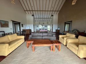 Sala de estar con sofás y mesa de centro en Naivasha 4-Bedroom All Ensuite Cottage en Naivasha