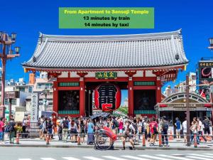 東京にある上野浅草銀座近い 山手線御徒町駅3分 アメ横3分 上野駅10分 上野広小路駅3分 湯島駅2分 2-4人 レトロ和風畳寝室の寺前に立つ人々