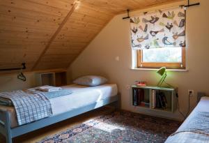 een slaapkamer met een bed en een raam bij Między Szlakami in Zielona Góra