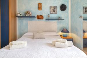 ein Schlafzimmer mit einem weißen Bett mit zwei Kissen darauf in der Unterkunft Il Risveglio in Codrongianos