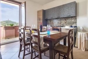cocina con mesa de comedor y sillas en Il Risveglio, en Codrongianos