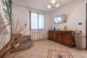 ein Wohnzimmer mit einem Sofa und einem Fenster in der Unterkunft Il Risveglio in Codrongianos