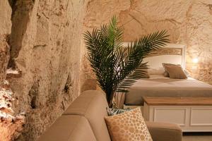 un soggiorno con divano e letto di GB Grotta Bianca a Ostuni