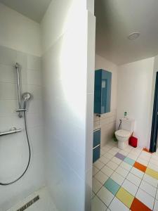 Ванная комната в Appart Pop-Art proche autoroute, plages et attractions, Wifi - TV, déco stylée, calme