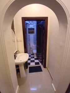 Een badkamer bij وحدة الأنس 13