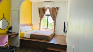 um quarto com uma cama e uma janela em Na Hostel Hue em Hue