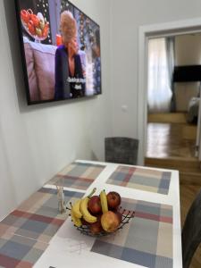 een fruitschaal op een tafel met een televisie bij BOEM 2 Sibiu Old Town in Sibiu