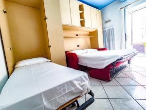 two beds are in a room with a window at Casina Tecla in Cavo