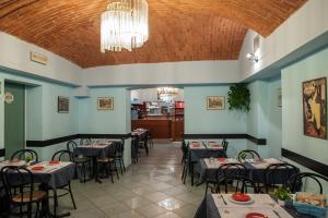 فندق ذه بِست في ميلانو: غرفة طعام بها طاولات وكراسي وسقف