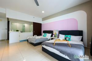 1 dormitorio con 2 camas y mesa. en Trefoil Setia Alam by GO-MAIN - Next to Mall & SCCC en Shah Alam