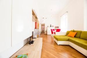 uma sala de estar com um sofá verde e uma televisão em Bernardo House by Holiday Home 24 em Gênova