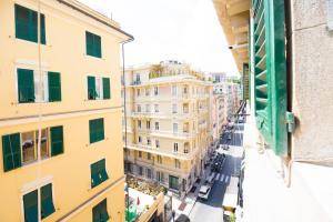 vista de uma rua da cidade a partir de um edifício em Bernardo House by Holiday Home 24 em Gênova