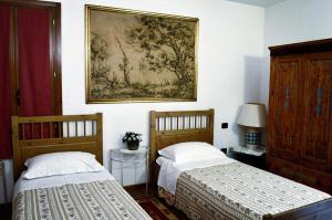 sypialnia z 2 łóżkami i obrazem na ścianie w obiekcie Bed & Breakfast Il Giardino w mieście Baricella